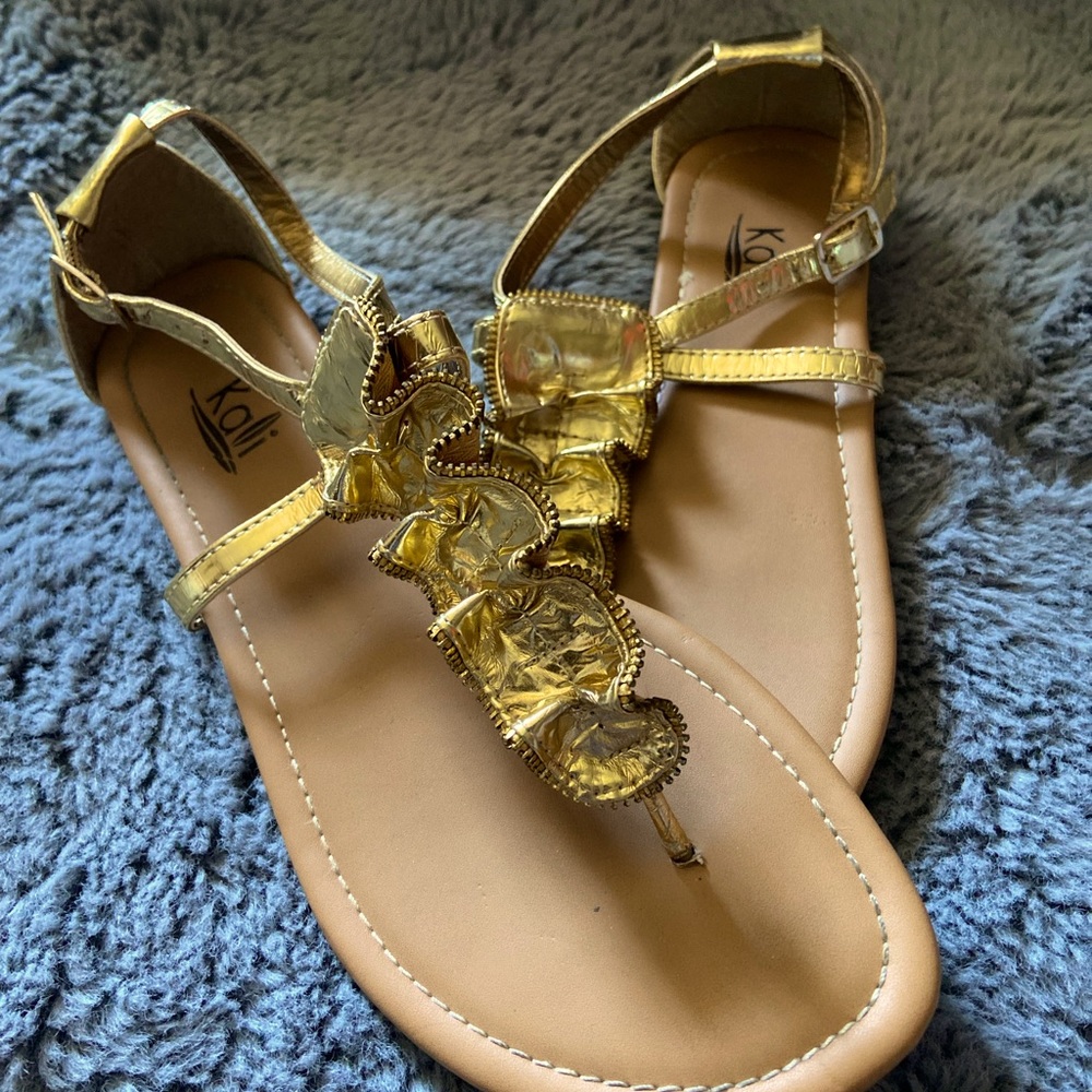 I’m selling my Kalli sandals.
